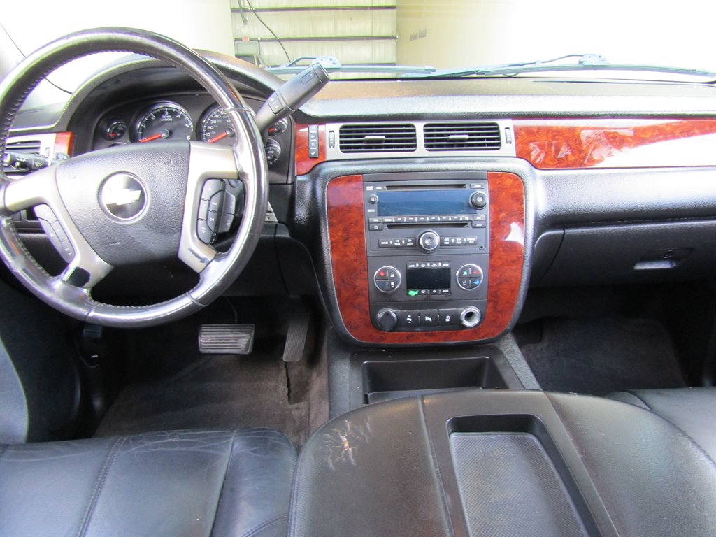 2012 Chevrolet Suburban LT photo 16