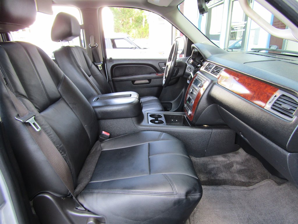 2012 Chevrolet Suburban LT photo 14