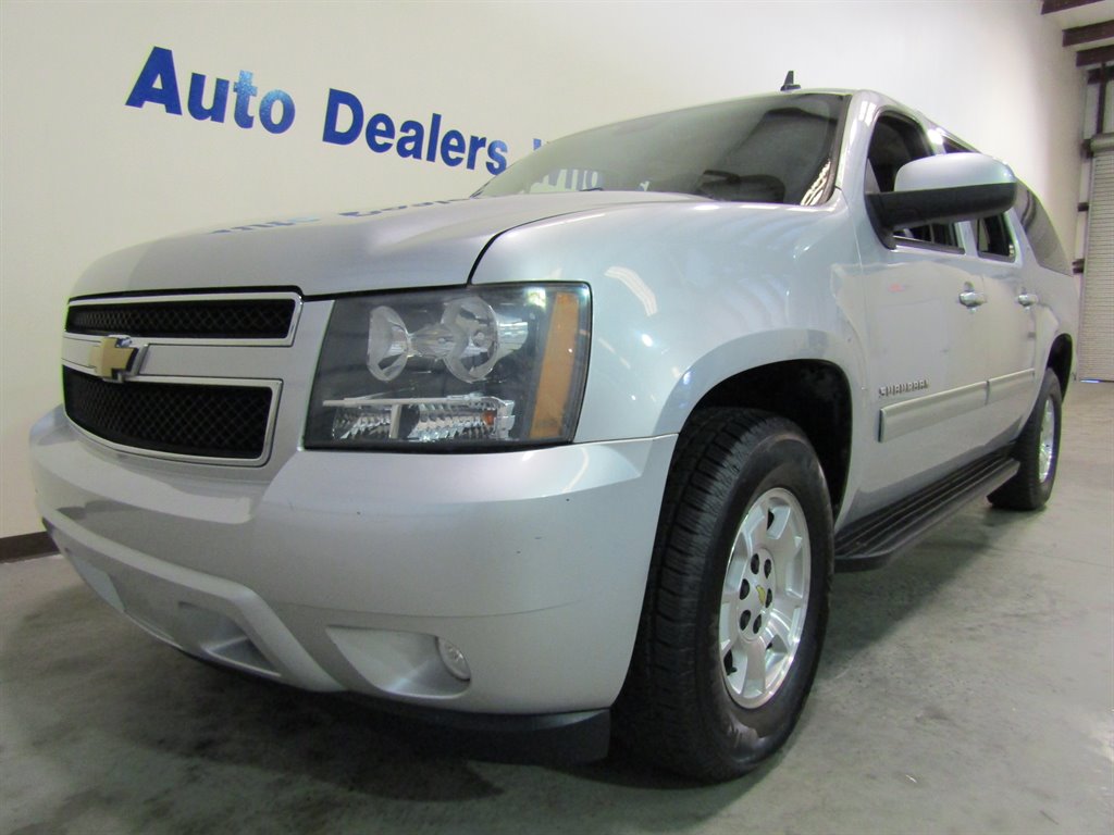 2012 Chevrolet Suburban LT photo 2