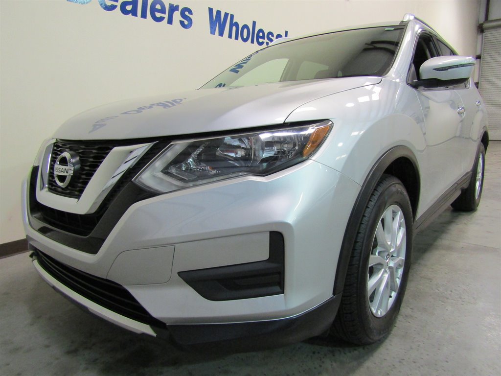 2017 Nissan Rogue SV photo 2